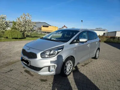 Gebraucht Kia Carens 135 PS (99 kW) 2013 Silber Van / Kleinbus