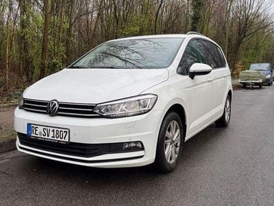Gebraucht VW Touran Comfortline 122 PS (89 kW) 2021 Weiß Van / Kleinbus