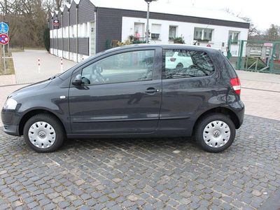 Gebraucht VW Fox 54 PS (39 kW) 2009 Uranograu Kleinwagen