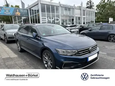 Gebraucht VW Passat GTE 218 PS (160 kW) 2020 Aquamarinblau Kombi