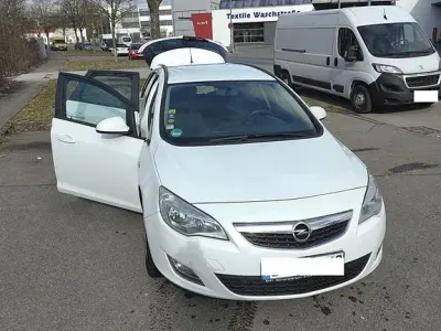 Gebraucht Opel Astra Edition 140 PS (102 kW) 2012 Weiß Kombi