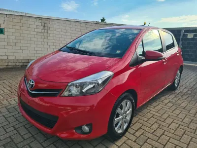Gebraucht Toyota Yaris 69 PS (50 kW) 2013 Rot Kleinwagen