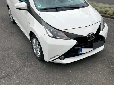 Gebraucht Toyota Aygo X-play 69 PS (50 kW) 2017 Weiß Kleinwagen