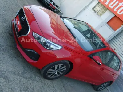 Gebraucht Hyundai i30 Trend 140 PS (102 kW) 2018 Rot Limousine