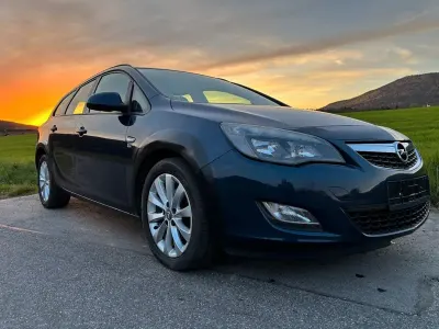 Usado Opel Astra 110 HP (80 kW) 2012 Azul Carrinha