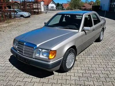 Gebraucht Mercedes E300 1990 Gold Limousine