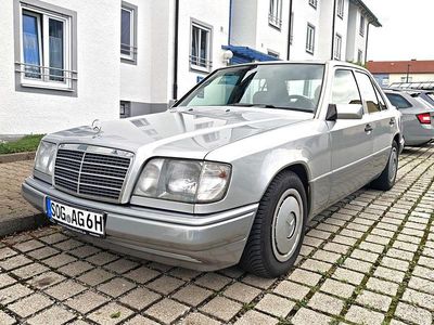 Grau Gebraucht 1994 Mercedes 220 Limousine | 10.990 €
