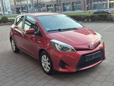 Gebraucht Toyota Yaris Hybrid Life 75 PS (55 kW) 2013 Red mica metallic Kleinwagen
