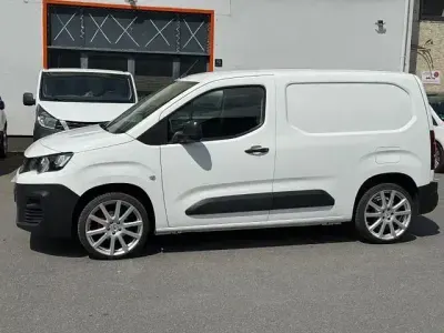 Gebraucht Peugeot Partner Premium 110 PS (80 kW) 2021 Weiß Van / Kleinbus