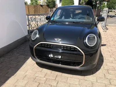 Gebraucht Mini Cooper Favoured 114 kW (156 PS) 2025 Schwarz Kleinwagen