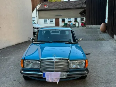 Gebraucht Mercedes E230 136 PS (100 kW) 1981 Blau Limousine