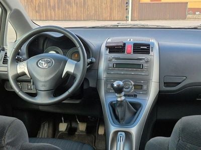 Second-hand Toyota Auris Life 132 CP (97 kW) 2010 Argintiu Hatchback