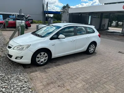 Gebraucht Opel Astra 101 PS (74 kW) 2011 Weiß Kombi