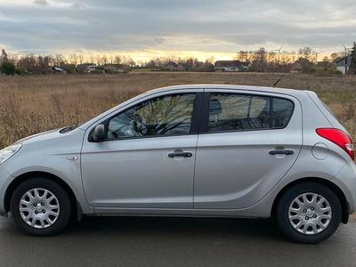 Gebraucht Hyundai i20 77 PS (56 kW) 2013 Grau Kleinwagen