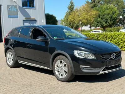 Gebraucht Volvo V60 CC Momentum 190 PS (139 kW) 2016 Schwarz Kombi