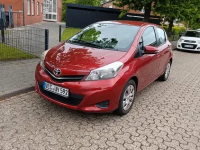 Gebraucht Toyota Yaris Trend 69 PS (50 kW) 2012 Rot Kleinwagen