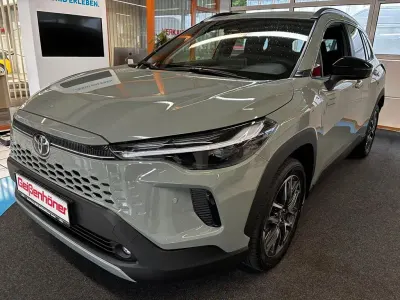 Neu Toyota Corolla Cross Style 179 PS (131 kW) 2026 Grün SUV