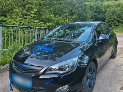Gebraucht Opel Astra 140 PS (102 kW) 2010 Schwarz Limousine