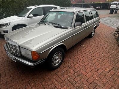 Gebraucht Mercedes E230 136 PS (100 kW) 1985 Silber Kombi