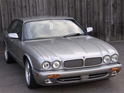 Usata Jaguar XJR 363 CV (266 kW) 1999 Argento Berlina