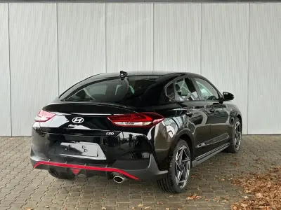 Neu Hyundai i30 N Line 140 PS (102 kW) 2025 Abyss black Coupé