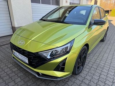 Neu Hyundai i20 Blackline 90 PS (66 kW) 2026 Gelb Kleinwagen
