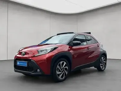 Neu Toyota Aygo X Play 72 PS (52 kW) 2025 Chili red / night sky bl SUV