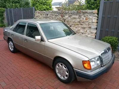 Gebraucht Mercedes 200 75 PS (55 kW) 1989 Gold Limousine