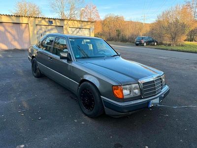 Grau Gebraucht 1989 Mercedes E300 Limousine | 6.999 €