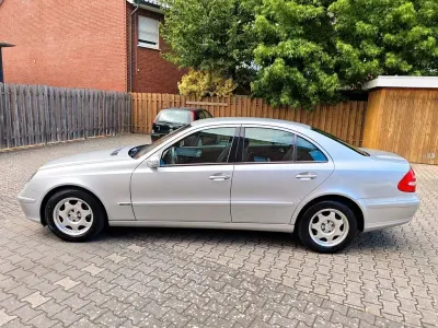 Gebraucht Mercedes E220 Classic 150 PS (110 kW) 2003 Silber Limousine
