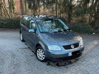 Grau Gebraucht 2005 VW Touran Van / Kleinbus | 4.700 € (Teuer)