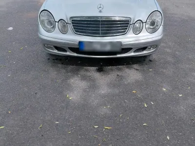 Gebraucht Mercedes E220 150 PS (110 kW) 2003 Silber Limousine