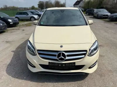 Gebraucht Mercedes B200 136 PS (100 kW) 2017 Hellelfenbein Kleinwagen