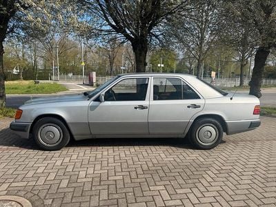 Second-hand Mercedes E220 150 CP (110 kW) 1992 Argintiu Berlinǎ