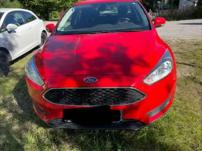 Gebraucht Ford Focus 105 PS (77 kW) 2015 Rot Limousine