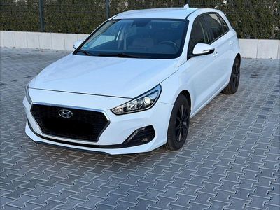 Gebraucht Hyundai i30 Trend 99 PS (72 kW) 2019 Weiß Limousine