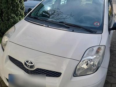 Gebraucht Toyota Yaris 69 PS (50 kW) 2010 Weiß Kleinwagen