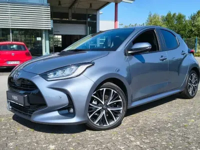 Neu Toyota Yaris Hybrid 116 PS (85 kW) 2026 Grau Limousine
