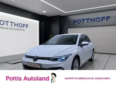 Gebraucht VW Golf VIII Life 131 PS (96 kW) 2023 Weiß Limousine
