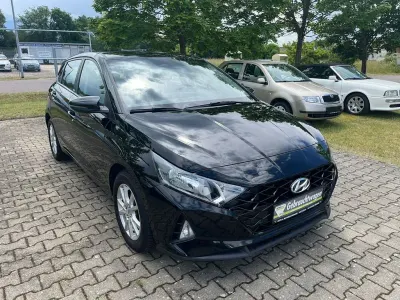 Gebraucht Hyundai i20 Select 101 PS (74 kW) 2020 Schwarz Kleinwagen