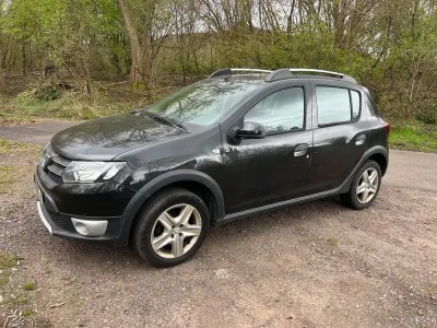 Używany Dacia Sandero Stepway 90 KM (66 kW) 2013 Czarny Sedan/Limuzyna