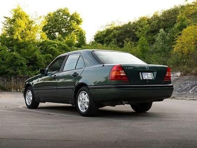 Second-hand Mercedes 220 150 CP (110 kW) 1995 Verde Berlinǎ