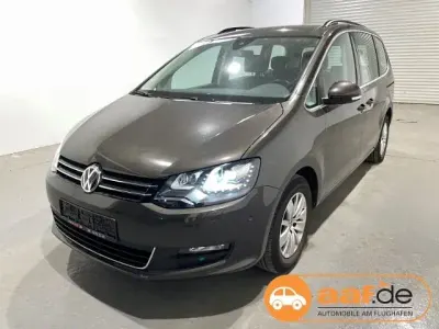 Gebraucht VW Sharan Comfortline 150 PS (110 kW) 2022 Braun Van / Kleinbus
