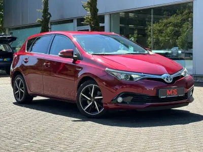 Gebraucht Toyota Auris Hybrid Edition-S 99 PS (72 kW) 2017 Rot Limousine