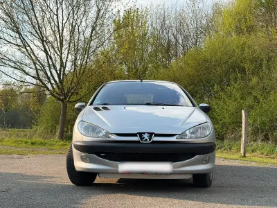 Gebraucht Peugeot 206 60 PS (44 kW) 2003 Silber Kleinwagen