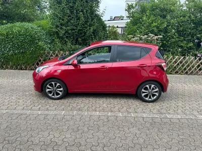 Gebraucht Hyundai i10 Passion 67 PS (49 kW) 2017 Rot Kleinwagen
