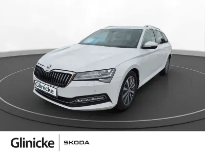 Gebraucht Skoda Superb Premium Edition 150 PS (110 kW) 2023 Moonweiss metallic Kombi