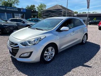 Usado Hyundai i30 110 CV (80 kW) 2014 Plateado Berlina