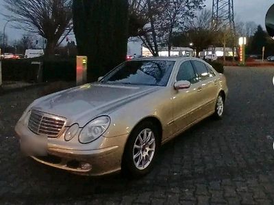 Gebraucht Mercedes E220 150 PS (110 kW) 2005 Gold Limousine