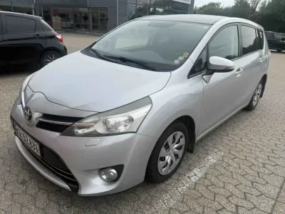 Gebraucht Toyota Verso Basis 124 PS (91 kW) 2013 Silber Van / Kleinbus